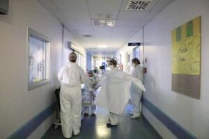 Storie di medici aggrediti, minacciati e presi a calcio: “Manca sicurezza, abbiamo paura”