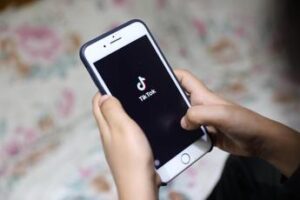 TikTok, Universal pronta a ritirare i brani musicali: “Non paga il giusto valore”
