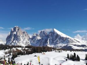 Tragedia all’Alpe di Siusi, sciatrici cadono da seggiovia: morta una donna, l’altra è grave