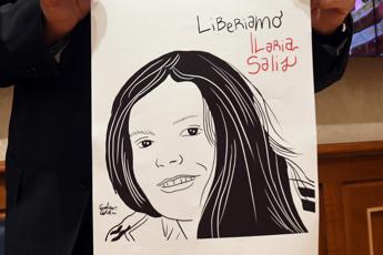 Ungheria, chiesti 11 anni di carcere per Ilaria Salis: in aula con manette a mani e piedi