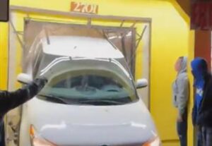Usa, folla usa l’auto come ariete e saccheggia una panetteria – Video
