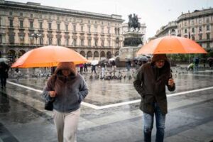 Allerta meteo arancione in Campania e Lombardia, gialla in altre 10 regioni