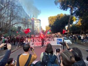 Corteo pro Palestina, mille studenti davanti sede Rai di Roma: “Stop al genocidio”