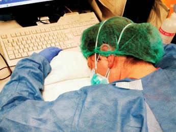 Covid, per medici e infermieri morti in pandemia “risarcimenti mai avuti”