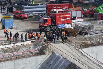 Crollo in cantiere a Firenze, vigili: morto un operaio, 4 dispersi ancora sotto le macerie