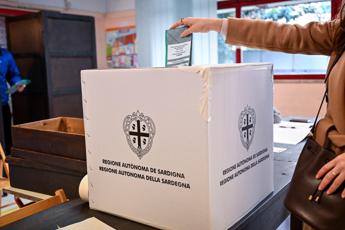 Elezioni Sardegna, spoglio in corso: scrutini a rilento