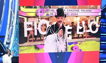 Fiorello, il mantello come Chiara Ferragni e Amadeus-Rosa Chemical