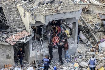Gaza, attacco Israele su palestinesi in attesa di aiuti: almeno 70 morti