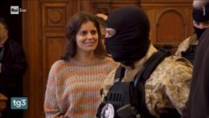 Ilaria Salis, il diario dal carcere: “Mi trattano da mostro”