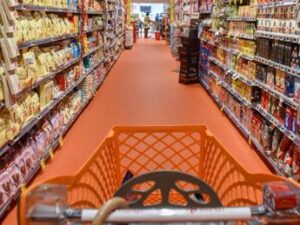 Inflazione, il pediatra: “Risparmiare sul cibo è un rischio ma si può, ecco come”