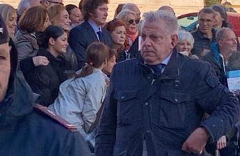 Javier Milei a Roma, fuori programma con gruppo argentini in via Conciliazione