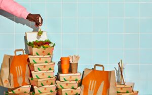 Just Eat si impegna nella lotta contro lo spreco alimentare. La più alta percentuale di spreco avviene in casa: il 66% delle persone dichiara di non consumare tutto il cibo ordinato, ma il 71% dichiara di voler ridurre lo spreco di cibo