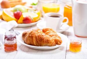 La colazione al bar costa sempre più, per cornetto e cappuccino oltre 3 euro