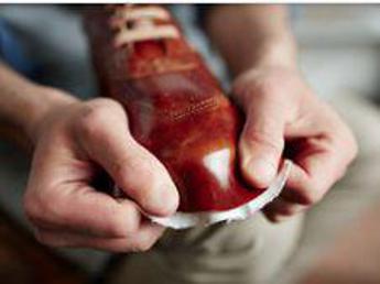 Mestieri: non solo scarpe, a lezione di creatività e imprenditorialità dal maestro calzolaio di Acilia