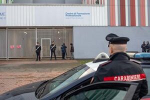 Milano, 15enne accoltellato in una scuola di Pieve Emanuele: non è in pericolo di vita