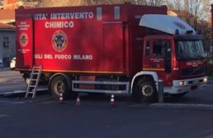 Milano, vapori chimici nell’aria in zona Gratosoglio: “Non uscite di casa”