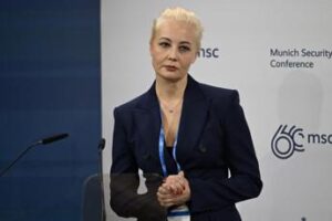 Morte Navalny, il messaggio della moglie a Putin: “Pagherai tutto”