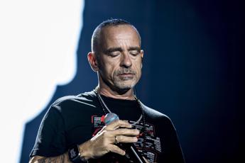Morto il papà di Eros Ramazzotti, l’addio del cantante via social