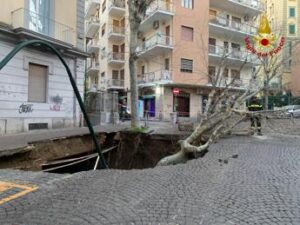 Napoli, voragine in strada al Vomero: inghiottite 2 auto – Video