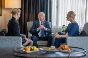 Navalny, Biden incontra la moglie e la figlia: “Eredità Alexei verrà portata avanti”