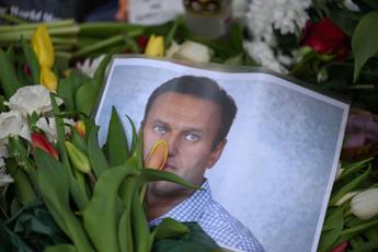 Navalny, ultimatum alla madre: accettare funerale segreto. Lei rifiuta