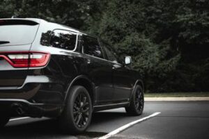 Parigi triplica il prezzo della sosta per i Suv: fino a 18 euro all’ora