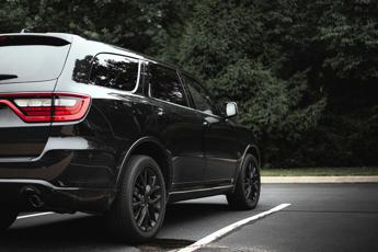 Parigi triplica il prezzo della sosta per i Suv: fino a 18 euro all’ora