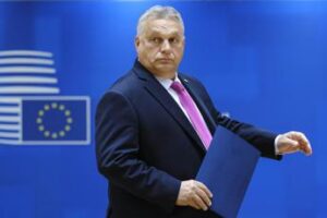 Parlamento Ue contro Orban, insulti al leader ungherese e scontro in Aula