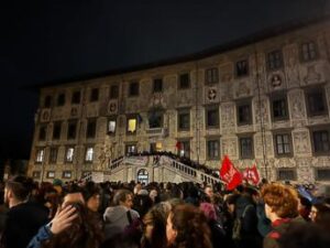 Pisa, cariche contro corteo studenti. Opposizioni: “Piantedosi chiarisca”