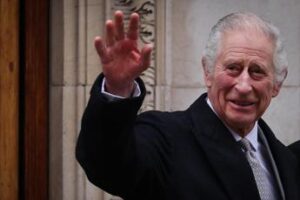Re Carlo di buon umore nella prima uscita dopo l’intervento