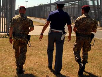 Roma, 22enne si toglie la vita nel Cpr di Ponte Galeria: disordini e lancio di sassi