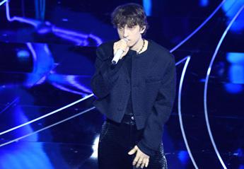 Sangiovanni si ferma: “Non sono felice”. Rinviati album e concerto