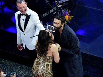 Sanremo 2024, Mengoni distribuisce il ‘preserbacino’: ecco il kit a prova di Festival