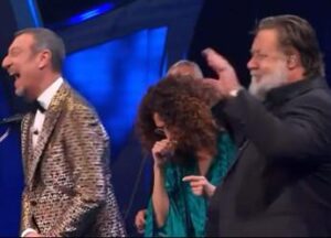 Sanremo 2024, Russell Crowe show: l’anti-Travolta si prende l’Ariston