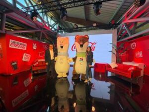 Sanremo 2024, le mascotte di Milano-Cortina 2026 arrivano a Casa Coca-Cola
