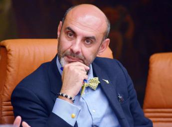 Sanremo 2024, polemica su spot omosex. Pillon: “Ormai è festival lgbtq”