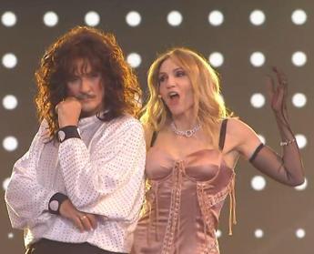 Sanremo 2024, quarta serata: standing ovation per Vecchioni, arriva Lorella Cuccarini e si balla