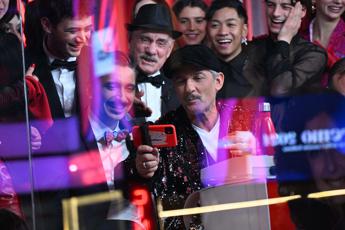 Sanremo, Fiorello: “Travolta e pubblicità occulta? Amadeus l’inglese manco lo sa…”