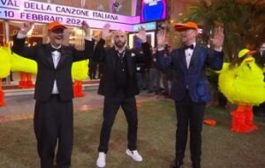 Sanremo, Fiorello fa ballare a John Travolta ‘Qua Qua Dance’ e Tarantella