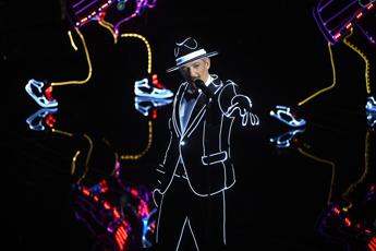 Sanremo, la finale: è subito Fiorello show, ancora fischi per Geolier