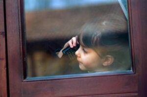 Scuola, no a cellulari in classe alle elementari e medie anche per uso didattico