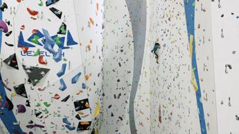 Sicurezza per la palestra di arrampicata con la parete più alta d’Europa con l’illuminazione di emergenza Schneider Electric