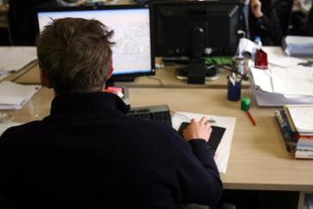 Social in ufficio, le 10 regole d’oro per i dipendenti e i rischi (che corrono)