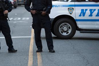 Sparatoria in metropolitana a New York, almeno un morto e 5 feriti