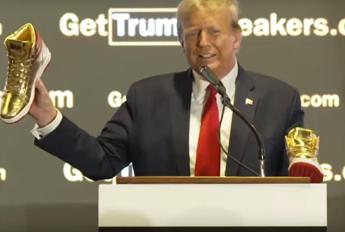 Trump punta alle sneakers, dopo maxi multa lancia linea di scarpe da ginnastica