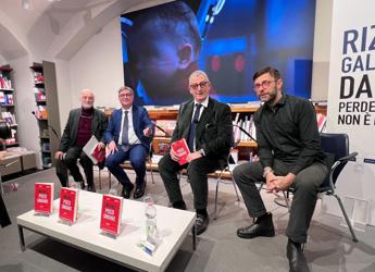 ‘Umano, poco umano’, un manuale per difendersi dall’intelligenza artificiale con la filosofia antica