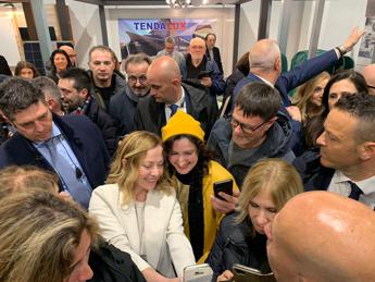 Bagno di folla per Meloni a Pordenone, premier tra selfie e strette di mano