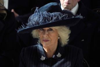 Camilla ha bisogno di una pausa, la regina “forse in una spa in India”
