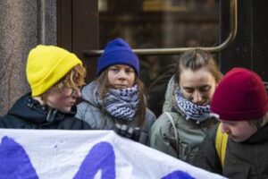 Clima, Greta Thunberg protesta davanti parlamento svedese: “Più giustizia climatica”