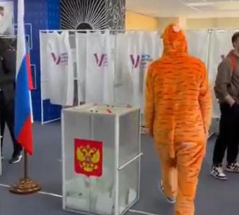 Elezioni Russia, ai seggi tra elmetti e maschere: votano Spiderman, Barbie e eroi medievali
